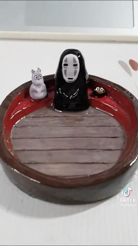 No Face Clay, Foam Clay Ideas, Trinket Dish Clay, Clay Trinket Dish, Face Clay, Anime Crafts Diy, Foam Clay, Sculpture Art Clay, Clay Diy Projects