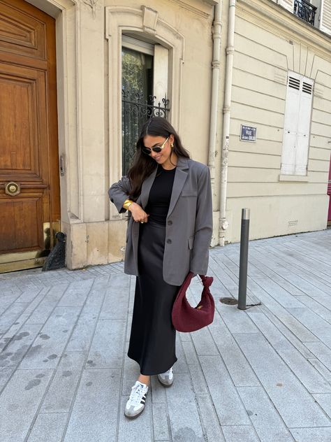 Description :   The model is wearing a size SM and is 1m65 tall.   Composition: 100% polyester. Outfit Con Blazer Gris, Grey Blazer Outfit Casual, Grey Blazer Outfit Women, London Lookbook, Grey Blazers, Grey Blazer Outfit, Pom Juice, London Outfits, Inspi Outfit