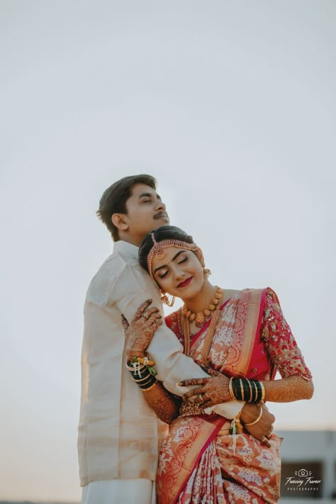 Wedding Couple Poses Hindu, Wedding Poses South Indian, Indian Traditional Wedding Couple Poses, Pre Wedding Shoot Poses Bride Groom, Engagement Photos Ideas Indian Saree, Tamil Wedding Groom Poses, Kanku Pagla Photoshoot, Copuls Photoshoot, South Indian Wedding Photoshoot