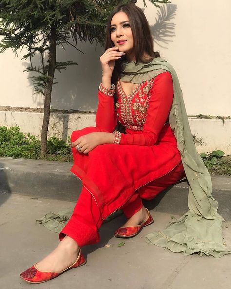 Suit Patiala, Punjabi Suits Party Wear, Punjabi Models, Punjabi Fashion, Punjabi Outfits, Indian Designer Suits, Salwar Designs, Salwar Kamiz, Patiala Salwar