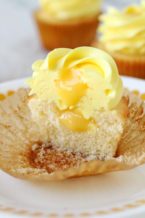 Limoncello Lemon Cupcakes Lemoncello Cupcake Recipe, Limoncello Cupcakes, Limoncello Desserts, Macaroon Filling, Dry Buttermilk, Lemon Cupcake Recipe, Lemon Cupcake, Macaron Flavors, Pastry Pie