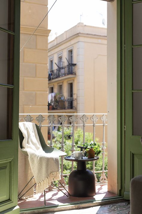 Madrid Spain Apartment Aesthetic, Madrid Studio Apartment, Barcelona Aesthetic Apartment, Spanish Apartment Barcelona, Apartment In Spain Aesthetic, Spanish Apartment Decor, Barcelona Spain Apartments, Apartments In Spain, Apartment In Barcelona