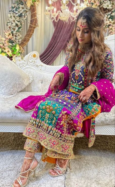 Haris shakeel Haris Shakeel Bridal Dresses, Haris Shakeel Dresses, Dolki Outfits, Pakistani Dress Design Ideas, Haris Shakeel, Simple Mehndi Dresses, Mendhi Outfit, Party Wear Outfits, Luxurious Party