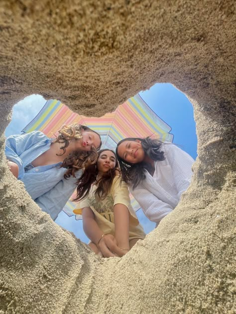 Beach Photo Ideas Sisters, Fun Beach Pics With Friends, Beach Day With Bestie, Beach Pictures Poses 3 Friends, Beach Poses Friends Group, Beach Day Pictures Best Friends, Group Photo Beach Ideas, Trio Beach Pics Aesthetic, Fun Beach Photos