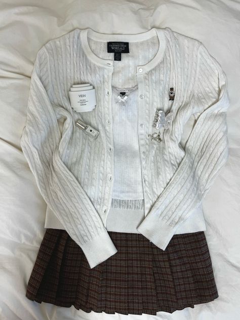 old money coquette light academia brandy melville spring outfit inspo Coquette Academia Aesthetic, Old Preppy Outfits, Old Coquette, Old Money Coquette, Money Coquette, Old Money Outfit, Money Outfit, Academia Outfits, Light Academia