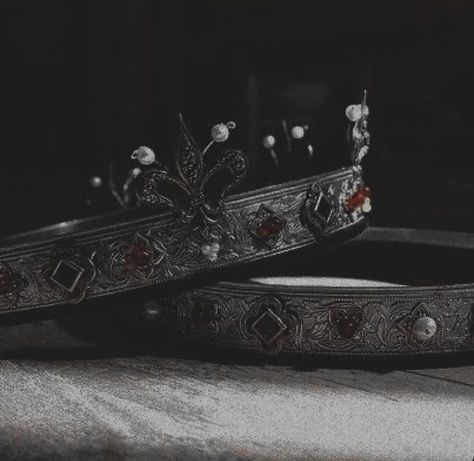 Bound By Birth – @lady-ashfade on Tumblr Lucerys Velaryon, Daena Targaryen, Dark Royalty Aesthetic, Jacaerys Velaryon, Aemond Targaryen, Targaryen Aesthetic, Yandere Boy, Royalty Aesthetic, Royal Aesthetic