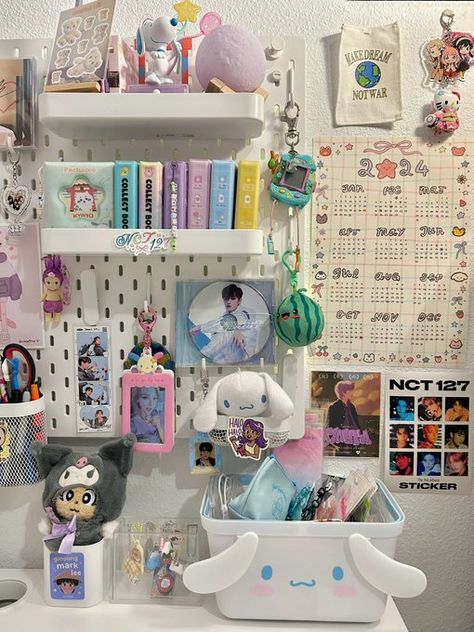 andrea on X: "updated my desk!!!! so happy to have drawers in my desk now https://t.co/Q5rCoCdW10" / X Desk Aesthetic Inspiration, Organize Closet Space, Manga Shelf, Desk Idea, Dream Setup, Table Aesthetic, Desk Aesthetic, Pinterest Room, Coordinates Decor