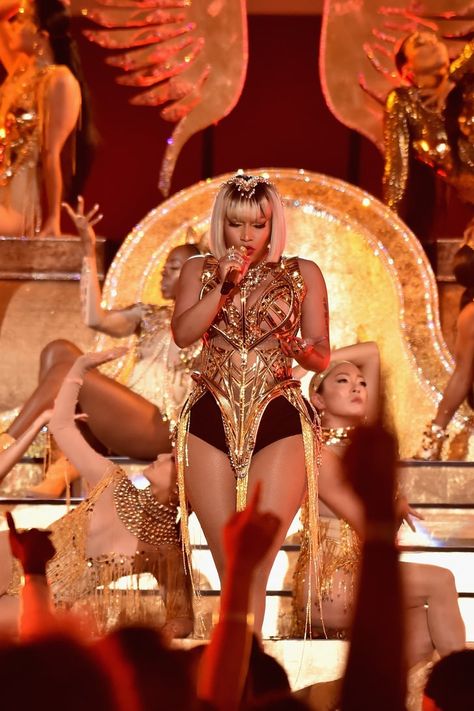 Nicki Minaj Proves She’s the Queen of the VMAs With a Sexy Performance Nicki Minaj Performance, Aesthetic Nicki Minaj, Nicki Minaj Aesthetic, Onika Maraj, Nicki Minaj Outfits, Golden Queen, Nicki Minaj Wallpaper, Nicki Minaj Barbie, Nikki Minaj