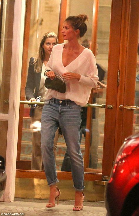 Boyfriend Jeans Kombinieren, Low Cut Top, Gisele Bündchen, Fashion For Women Over 40, Gisele Bundchen, Vogue Australia, Mode Ootd, Rio Grande Do Sul, Summer Fashion Trends