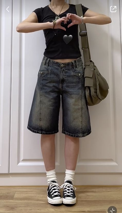 Jorts Outfit Idea Aesthetic, Cargo Shorts Fashion, Graphic Tee With Jorts, Jorts Korean Outfit, Feminine Jorts Outfit, Jorts Inspo Outfit, Adrogonus Outfits Black Women, Jorts Outfit Women’s Aesthetic, Jort Outfits Girl