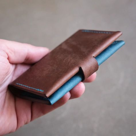 The Seiner Wallet in Graffiti leather. Such a cool build! 😊 It holds 6-7 cards and folded/unfolded BGN banknotes or folded USD banknotes. 😎 Happy crafting, Deyan ❤️ Leather Crafts Diy, Leather Wallet Pattern, Leather Craft Patterns, Diy Wallet, Men's Wallets, Handmade Wallets, Women's Wallets, Wallet Pattern, Leather Crafts