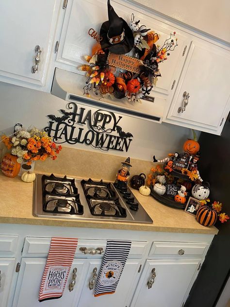 Halloween Small Kitchen Decor, Fall Apartment Decor Kitchen, Kitchen Fall Ideas, Halloween Decorations For Kitchen, Kitchen Halloween Decor Ideas, Halloween Kitchen Decor Ideas, Halloween Kitchen Ideas, Halloween Decorations Kitchen, Halloween Kitchen Decorations