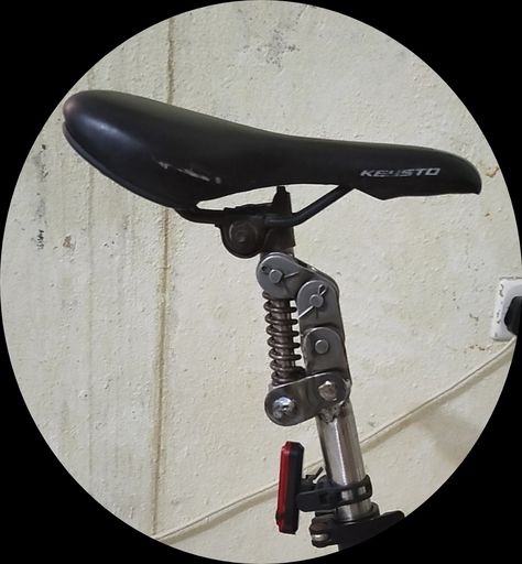 Mechanical suspension seat post Biking Diy, Suspension Bike, Bmx Bicycle, Bicycle Seats, Bike Handlebars, Bike Seat, Bike Mtb, Diy Recycle, Cool Gadgets