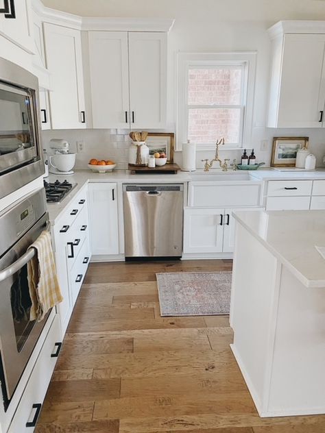 Dining Room Corner, Wednesday Friends, Mantel Design, Farmhouse Kitchen Tables, Open Concept Home, Farmhouse Inspiration, Kitchen Views, Cottage Plan, Farmhouse Style Kitchen