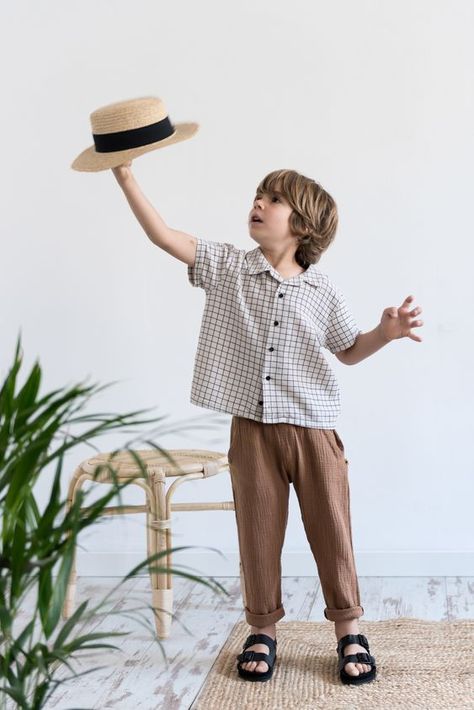 Color design. There is no place to be impeccable. Brilliantly. Boy Spring Outfits, Boys Ootd, Kidswear Trends, Boys Summer Fashion, Newborn Fashion, Kids Dress Wear, Kids Fashion Dress