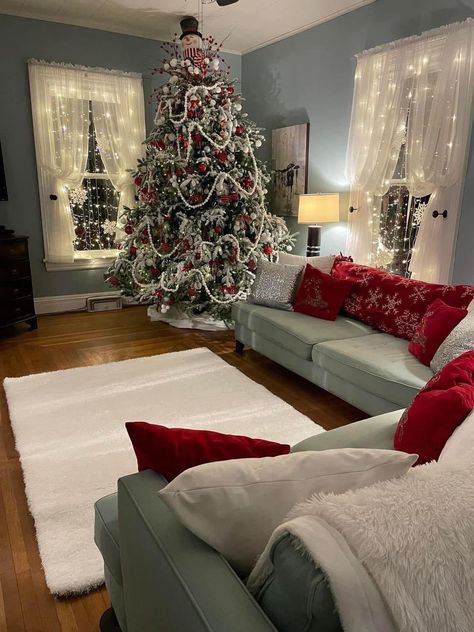 Outdoor Christmas Decoration Ideas, Outdoor Decoration Ideas, Cute Christmas Ideas, Holiday Living Room, Christmas Color Palette, Apartment Decorating Living, Condo Living Room, Christmas Dreaming, Cozy Christmas Decor