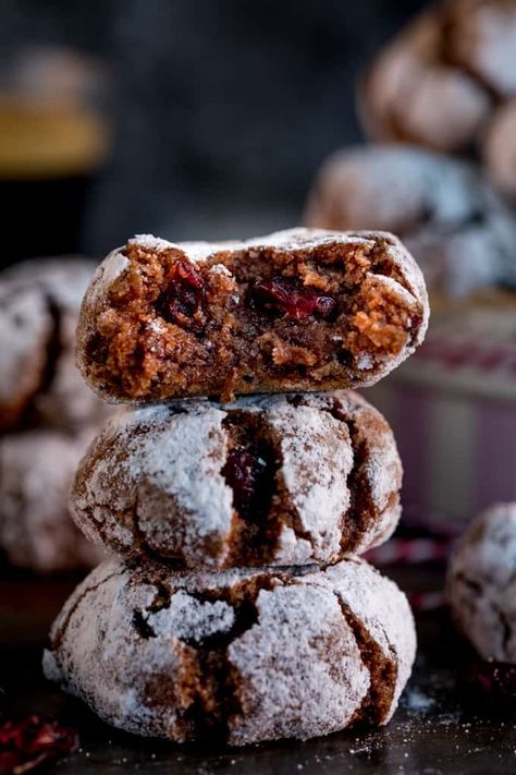 Chocolate Cranberry Amaretti Cookies Almond Cookies Chinese, Almond Cookies Gluten Free, Amaretti Cookies Recipe, Best Christmas Cake Recipe, Easy Christmas Cake Recipe, Gluten Free Almond Cookies, Chocolate Cranberry Cookies, Cookies Italian, Italian Almond Cookies