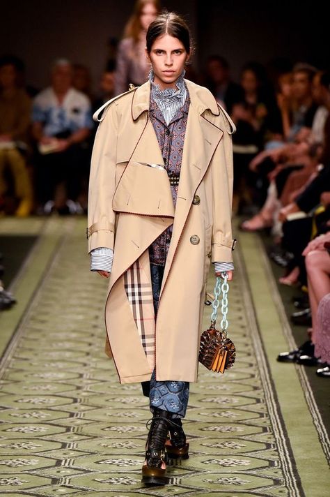 Autumn/Winter 2017. Christopher bailey transformed the iconic Burberry trench coat into superharged designs. With the muted skin tones this coat embodies classic simplicity, but with nova check pattern this trench coat helps it stand out from the cowd. However Christopher Bailey modernised this design with different shillouetes and additions like zips and buckles. Trench Coat Burberry, Fashion Communication, Christopher Bailey, Burberry Trench, Trench Coat Style, Burberry Trench Coat, Fashion Forecasting, Check Pattern, Skin Tones