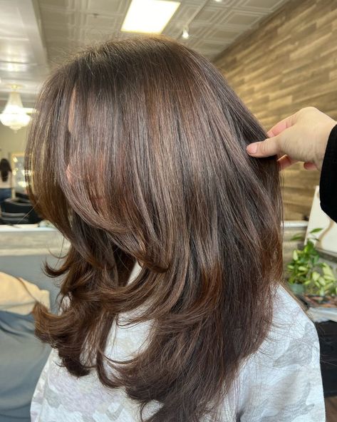 Explore 32 Medium Length Haircuts with Layers for 2024: Perfect Styling Ideas Fine Hair Side Part, Medium Length Haircuts With Layers, Hair Side Part, Haircuts With Layers, Wolf Cuts, Side Part Haircut, Medium Length Haircuts, Layered Curls, Textured Bangs