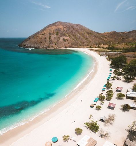 Mawun Beach Kuta Lombok is one of the most picturesque beaches that you’ll find on the Indonesia island of Lombok. Also known as Pantai Mawun,… Kuta Beach, Kuta Bali, Fotografi Kota, Gili Island, Beach Holidays, Best Sunset, Kuta, Lombok, Blue Lagoon