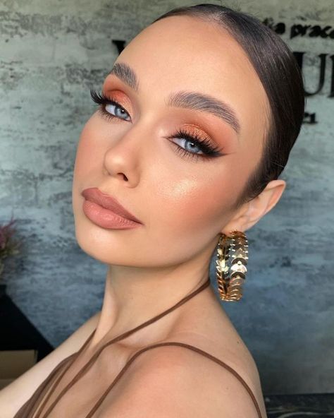 Own the Winter Weather by Sporting Apricot Crush Colored Makeup Looks Golden Peach Makeup, Peach Bridal Makeup, Glam Winter Makeup, Peach Makeup Look, Trucco Glam, Makeup Looks Winter, Peach Eye Makeup, Winter Makeup Looks, Glam Makeup Looks