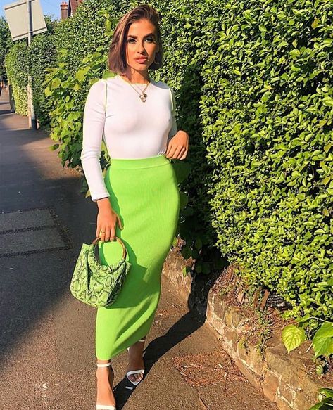 Green Midi Skirt Outfit, Rebellious Fashion, Green Midi Skirt, Bodycon Outfits, Statement Outfit, Midi Skirt Outfit, Knit Midi Skirt, Winter Skirt, Dressed To Kill