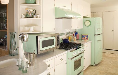 Homedit is a design blog featuring interior design ideas, architecture, modern furniture, diy projects and tips. Jadeite Kitchen, Big Chill Appliances, Retro Stove, Furniture Joinery, Green Appliances, Retro Kitchen Appliances, Retro Kitchens, Casa Retro, Kitchen Beautiful