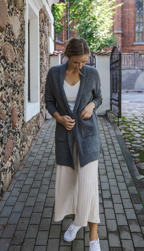 Handmade cozy dark grey alpaca wool long open front cardigan. Suitable to any outfit for different occasions. Perfect choice for all seasons. The best present for You and your beloved ones! Details of this ladies' cardigan sweater with pockets: *Material: Norwegian high quality Wool (65%) & Alpaca wool (35%); *Size: One size (fits from S to L); *Care: We recommend gentle hand wash & lay flat to dry. Delivery: This pictured cardigan is ready to ship. It takes about 5-7 days to ship within Europe.  Women's coatigan in picture:  *Length is ~85 cm; *The sleeve length is ~ 80 cm (from the middle of the neck to the sleeve); *Width is ~115 cm. This long wool cardigan sweater is made with hand knitting machine and finished by hands (some details are also made by hands) Do not hesitate to contact u Dark Grey Cardigan Outfit, Cashmere Cardigan Outfit, Maxi Cardigan Outfit, Long Cardigan Outfit Fall, 2025 Outfits, Outfits With Grey Cardigan, Look Kimono, Long Cardigan Outfit, Oversized Knitwear