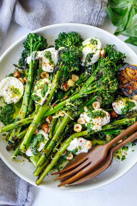 Grilled Broccolini with Burrata, Hazelnuts and Basil oil- a super tasty summer side dish perfect for outdoor dinners and gatherings. Grilled Vegetable Side Dishes, Grilled Summer Vegetables, Summer Dinner Party Food, Dinner Party Side Dishes, Veggies To Grill, Summer Vegetable Side Dishes, Summer Bbq Sides, Best Bbq Sides, Summer Dinner Party Menu