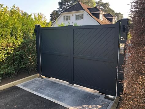 Gate in Aluminium with diagonal solid infill for Privacy and with Flat top - Maintenance free - Double swing gate · Barriers Direct Aluminum Driveway Gates, Drive Gates, Driveway Garden, Metal Gates Design, Modern Gate, Aluminium Gates, Security Gates, Side Gates, Gate Designs