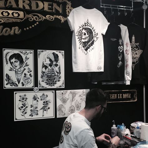 Tattoo Pop Up Event, Tattoo Convention Booth Ideas, Tattoo Booth Decor, Convention Booth Ideas, Tattoo Convention Booth, Tattoo Booth Ideas, Convention Setup, 89 Tattoo, Tattoo Merch