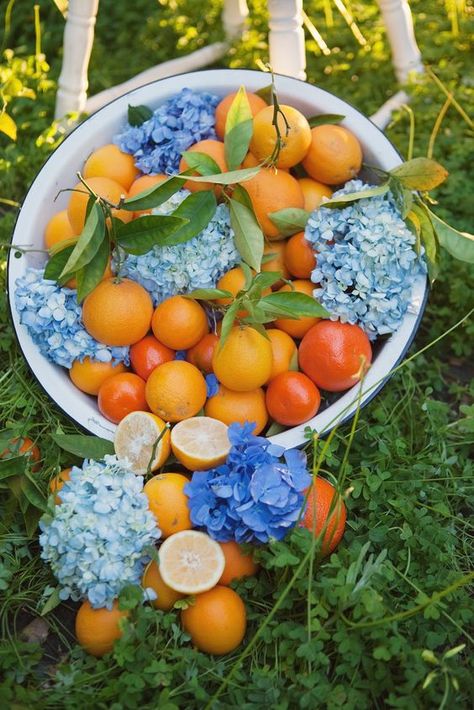 Blue & citrus orange wedding decor / http://www.himisspuff.com/citrus-wedding-decor-ideas/ Orange Wedding Ideas, Orange Wedding Decorations, Citrus Wedding, Orchard Wedding, Orange Party, Fleur Orange, Elegant Wedding Reception, Fruit Decorations, Orange Wedding