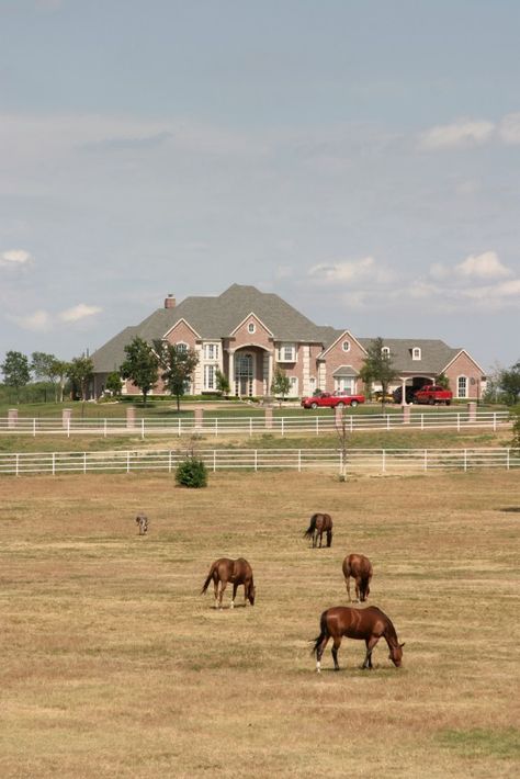 House With Horses Dream Homes, Big Country Homes Ranch, Ranch Houses Country, Ranch House With Horses, Big Houses In The Country, Big House On A Farm, Rich Ranch Aesthetic, Big House In The Country, Big House With Land