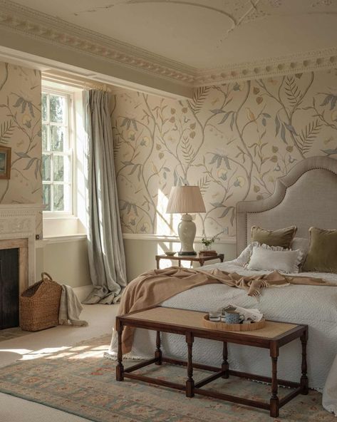 English Bedroom, Interior Design Per La Casa, Wedding Decoration Ideas, Classic Interior Design, Cottage Bedroom, Classic Bedroom, Traditional Bedroom, Design Del Prodotto, Classic Interior