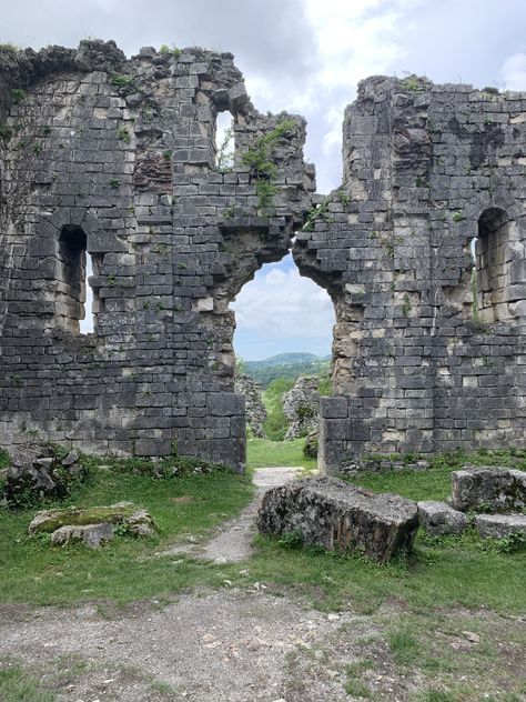 Castle Ruins Aesthetic, Scottish Ruins, Ruins Reference, Old Castle Ruins, Ruin Castle, Medieval Ruins, Ruins Architecture, Old Ruins, Ruined City