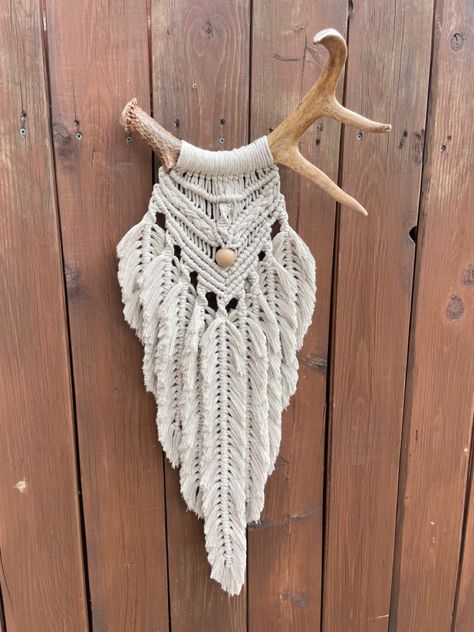 Macrame Deer Antlers Wall Hangings, Boho Deer Head, Deer Shed Macrame, Macrame Bull Skull, Macrame Wall Hanging With Feathers, Macrame With Deer Antlers, 4mm Macrame Projects, Macrame On Antlers, Deer Skull Macrame