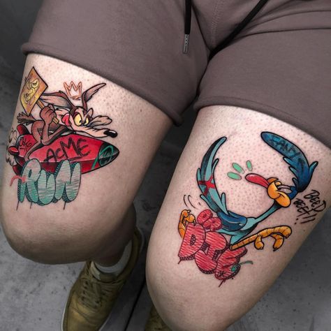 Beep Beep – Wile E. Coyote and the Road Runner double thigh tattoos by Jokekpc, an artist based in Valencia, Spain. Rosen Tattoo Mann, Coyote Tattoo, Runner Tattoo, Clever Tattoos, Theme Tattoo, Парные Тату, Geniale Tattoos, Rosen Tattoo, Leg Tattoo Men