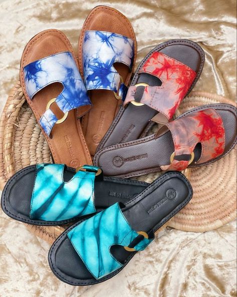 Handmade Footwear For Ladies, Female Slippers Design, Handmade Slippers For Ladies, Palm Slippers, African Fabric Accessories, Leather Slippers For Men, Latest African Men Fashion, Pretty Sandals, Trending Womens Shoes