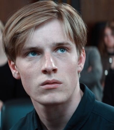 Louis Hofmann Fans on Instagram: “Louis Hofmann #landofmine #handsome #thewhitecrow #dark #louishofmann #darknetflix #netflix #netflixandchill #germany #germanshepherd…” Louis Hoffman, Louis Hofmann, Perfect Boyfriend, The Secret History, Pose Reference Photo, Pose Reference, Blue Eyes, Brown Hair, Cortes De Pelo