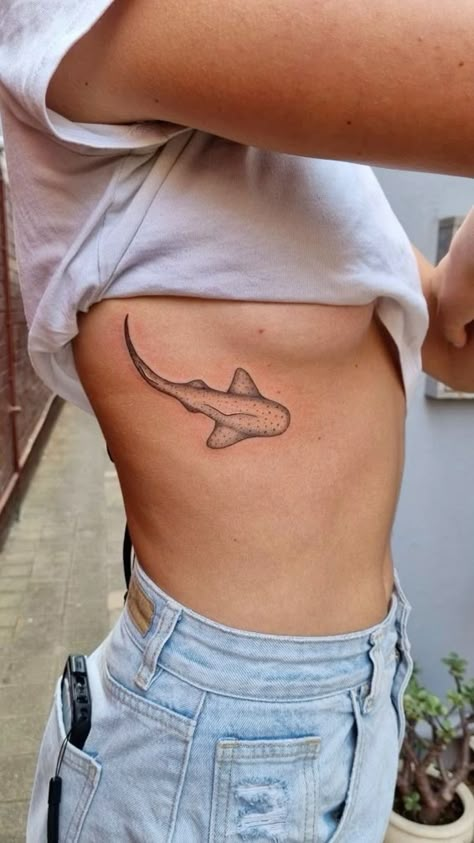 Tatoos Woman Rib Cage, Shark Tattoo Ideas, Beachy Tattoos, Basic Tattoos, Shark Tattoo, Small Pretty Tattoos, Petite Tattoos, Shark Tattoos, Discreet Tattoos