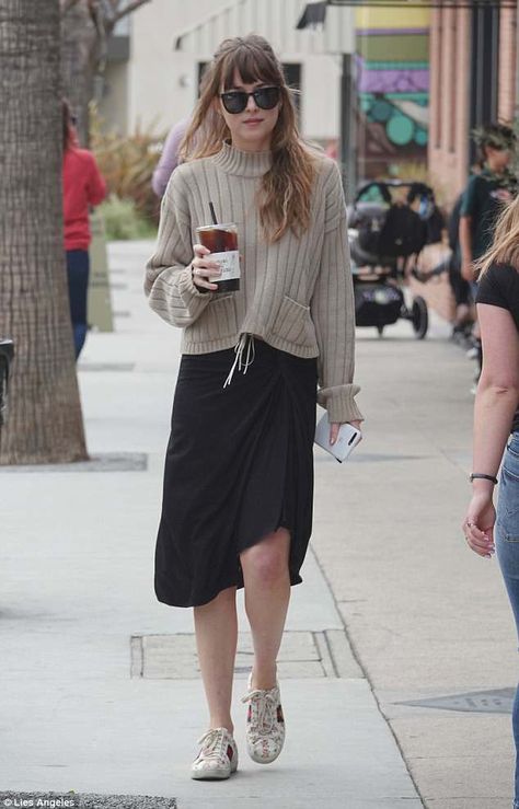 White Oversized Sweater, Sweater And Skirt, Short Black Skirt, Coffee Run, Chris Martin, Grey Sweater Dress, Chic Sweaters, Crop Top Sweater, Dakota Johnson