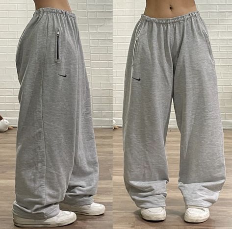 Nike Outfits Aesthetic, Nike Pants Outfit, Nike Baggy Sweatpants, Baggy Sweatpants Outfit, Baggy Sweats, Baggy Sweatpants, Baggy Clothes, Mode Jeans, Hip Hop Style