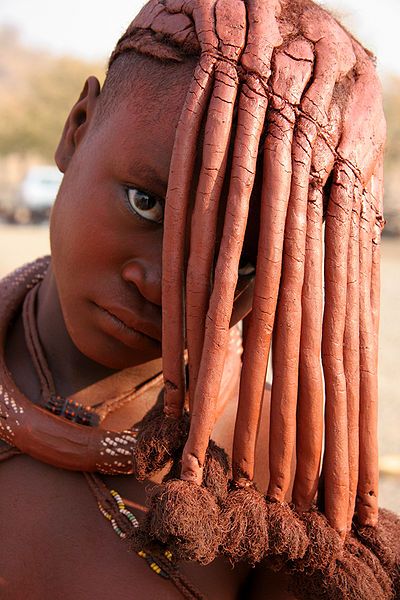 Yves Picq . Namibie Himba.   The Himba women wear their hair in long braids and cover them with a mixture of butter fat and ochre called otijize which also gives their skin a red tint. Its a common trend and symbol of beauty. Himba Girl, Himba People, Weird Beauty, Plaits Hairstyles, African People, We Are The World, Beauty Standards, African Culture, African Beauty