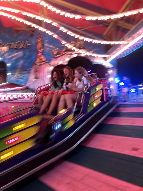 Best Friend Carnival Pictures, Carnival Friends Aesthetic, Theme Park Aesthetic Friends, Amusement Park With Friends, Carnival With Friends, Fairground Photoshoot, Carnival Photo Ideas, Carnival Picture Ideas, Fun Life Aesthetic