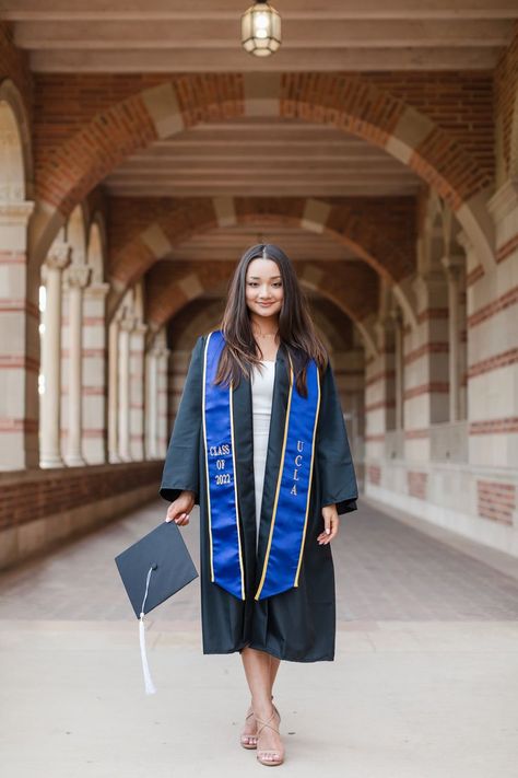 Graduation Solo Poses, Graduation Poses For Ladies, Ucla Graduation Pictures, Graduation Outfit Ideas White, Baddie Graduation Pictures, Indoor Graduation Photoshoot Ideas, Graduation Photo Studio, Graduation Pictures With Parents, High School Graduation Outfit Ideas