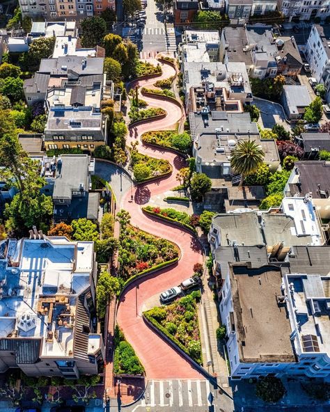 Lombard Street is undoubtedly one of the busiest spots in San Francisco. 📸: [instagram.com/dianebentleyraymond] San Francisco Lombard Street, San Francisco Instagram, Lombard Street San Francisco, Lands End San Francisco, San Francisco Aesthetic, Street Scape, San Francisco Coffee, Pretty City, Street Tattoo