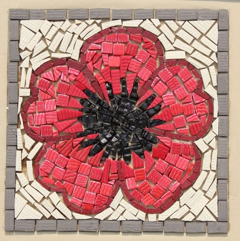 Mosaic Poppies, Mosaic Stepping Stones, Mosaic Rocks, Mosaic Animals, Mosaic Garden Art, Mosaic Art Projects, Mosaic Tile Art, Mosaic Madness, Glass Mosaic Art