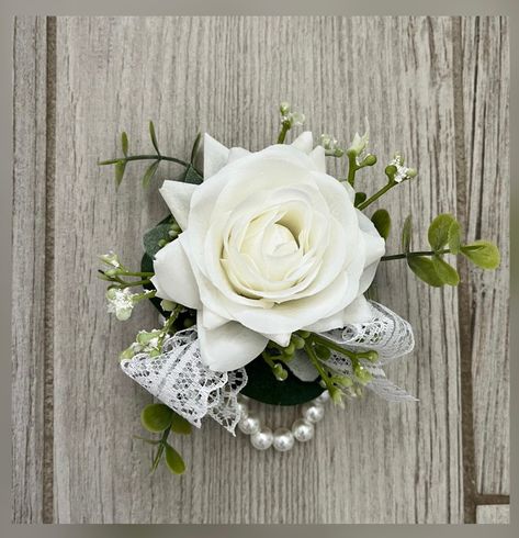 Corsage With Eucalyptus, Rose Wrist Corsage, Yellow Flower Arrangements, Prom Flowers Corsage, White Rose Boutonniere, Boutonnieres Prom, Wedding Corsages, Wedding Boutonnieres, Rose Corsage