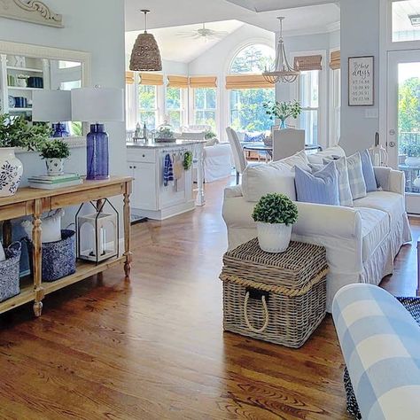 Estilo Cottage, Coastal Farmhouse Style, Beach House Living Room, Beach House Interior Design, Haus Am See, Tropical Home Decor, Cottage Style Homes, Coastal Living Rooms, Beach House Interior