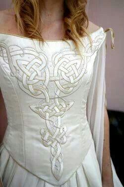 Celtic bride.  Gorgeous! I would love to have this with the dress in a light green and the embroidery in an emerald green Pagan Wedding Dresses, Celtic Wedding Dress, Costume Viking, Celtic Dress, Pagan Wedding, Viking Wedding, Medieval Wedding, Celtic Knotwork, Celtic Wedding